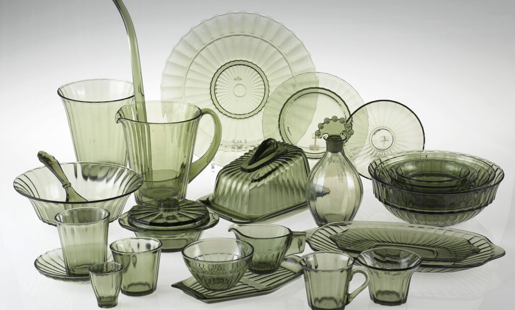 De ontwikkeling van de persglastechniek maakte massaproductie van glaswerk. De Franse glaskunstenaar René Lalique, die zich aan het begin van de 20e eeuw ging toeleggen op de glaskunst , had een aanzienlijke invloed op de ontwikkeling van het persglas. In de laat 19e en vroege 20e eeuw werd persglas populair vanwege de efficiëntie en de mogelijkheid om glaswerk op grote schaal te produceren, een betaalbaar alternatief voor met de handgeblazen glas en kristal.